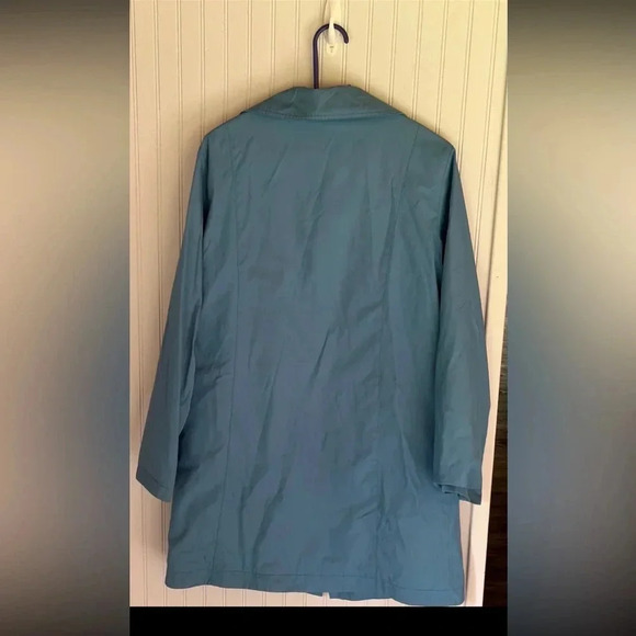Cabelas rain jacket. - Picture 2 of 5